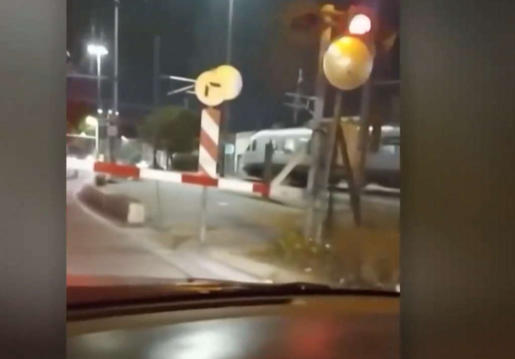 Φύλακας στο Μεταξουργείο ξέχασε να κατεβάσει τις μπάρες ασφαλείας σε φυλασσομένη διάβαση τρένων (VIDEO)