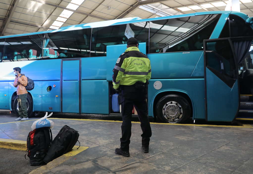 Κηφισός: Λεωφορείο του ΚΤΕΛ συγκρούστηκε με αυτοκίνητο – Η κίνηση στους δρόμους