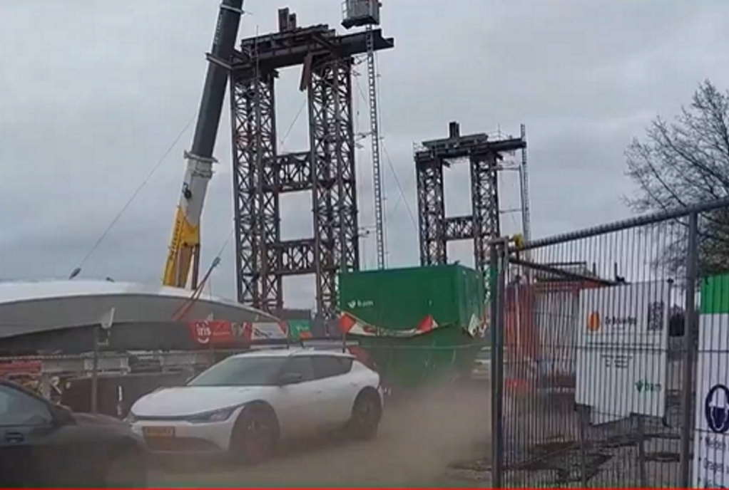 Ολλανδία: Δύο νεκροί και δύο τραυματίες από την κατάρρευση υπό κατασκευή γέφυρας (VIDEO)
