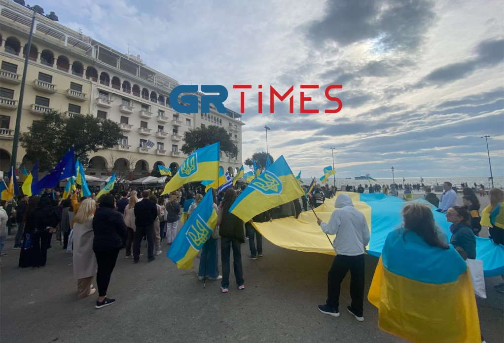 Θεσσαλονίκη: Διαμαρτυρία Ουκρανών στην πλ. Αριστοτέλους για τη ρωσική εισβολή (ΦΩΤΟ-VIDEO)