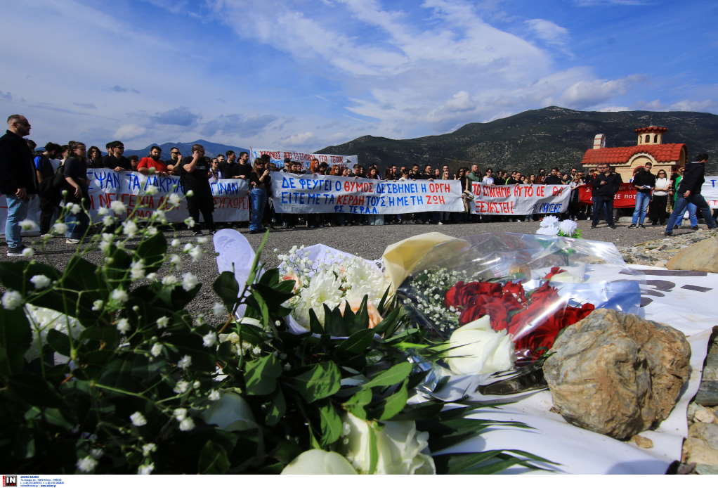 Τέμπη: Φοιτητές από όλη την Ελλάδα στο σημείο της τραγωδίας (ΦΩΤΟ-VIDEO)