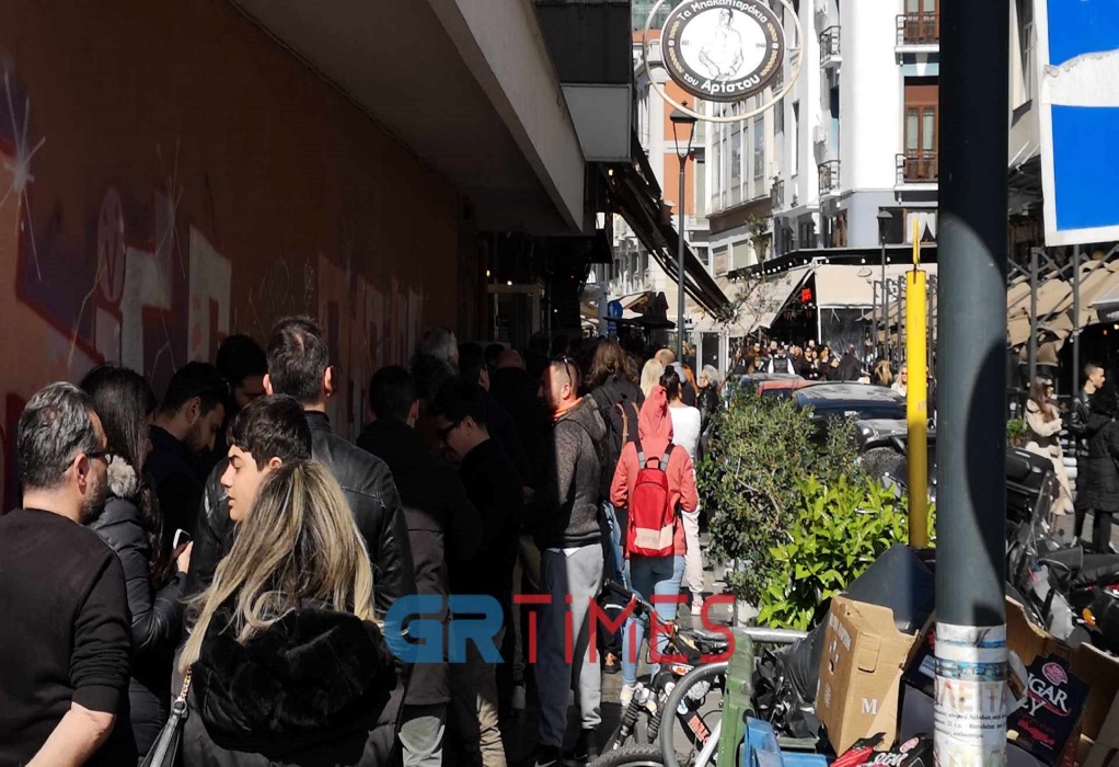 Ουρές για τον μπακαλιάρο στη Θεσσαλονίκη (ΦΩΤΟ-VIDEO)