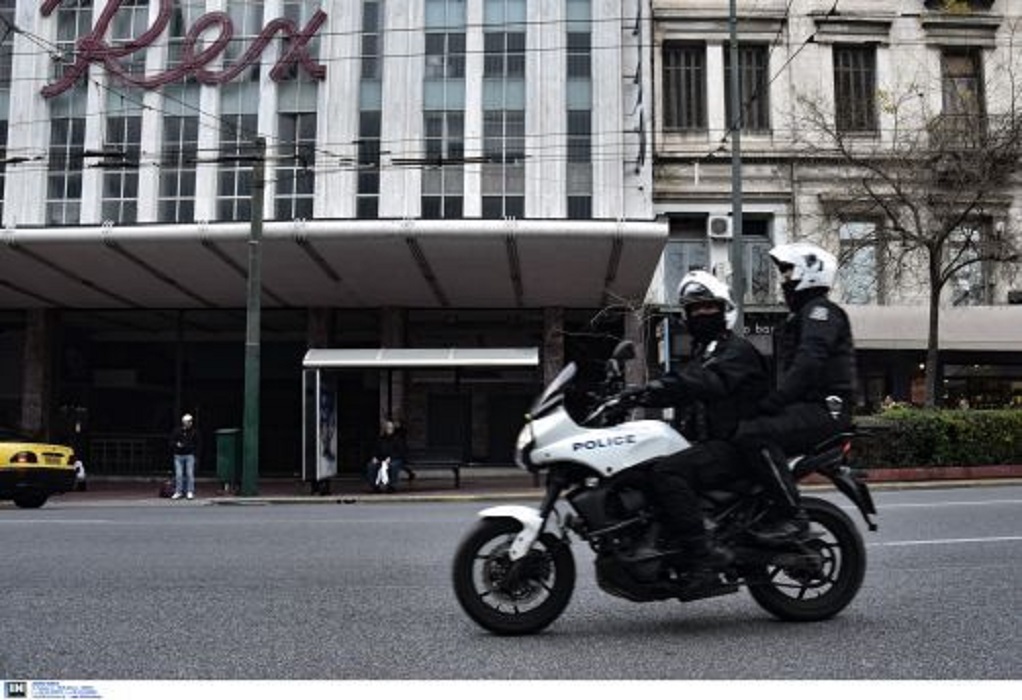 Χειροπέδες σε δύο αστυνομικούς στο κέντρο της Αθήνας-Δείτε γιατί