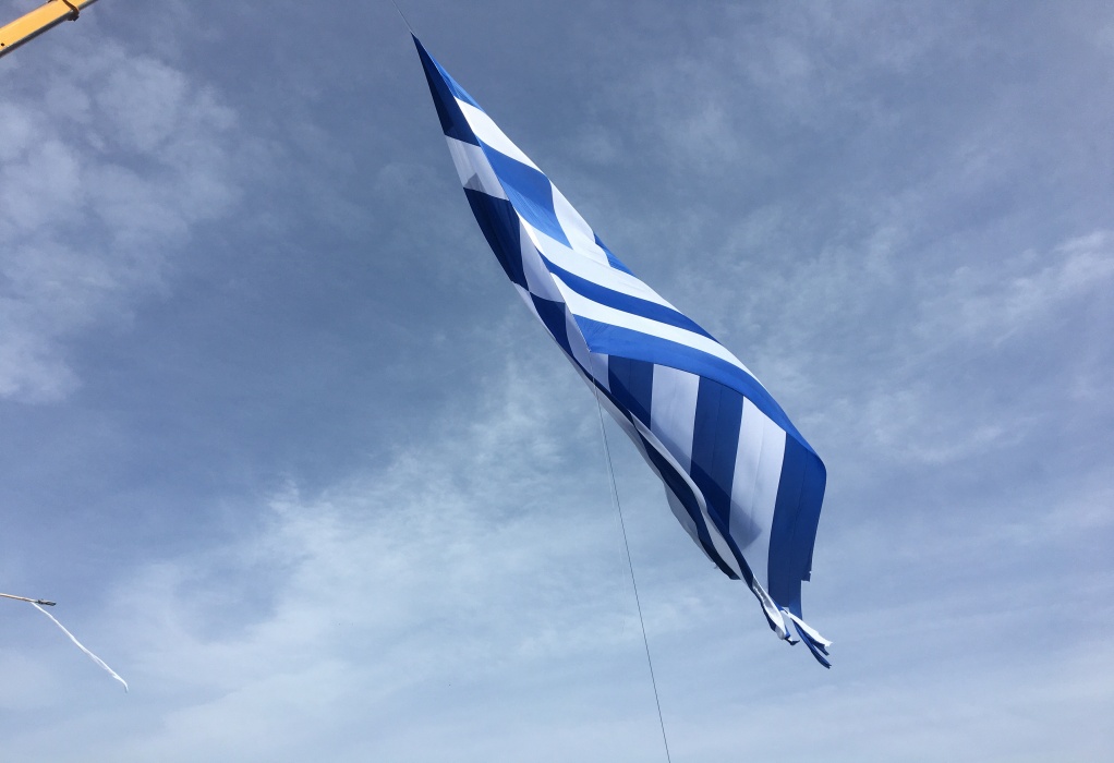 Κρήτη: Σημαία 1,5 στρέμμα υψώθηκε στο λιμάνι του Ηρακλείου - GRTimes.gr