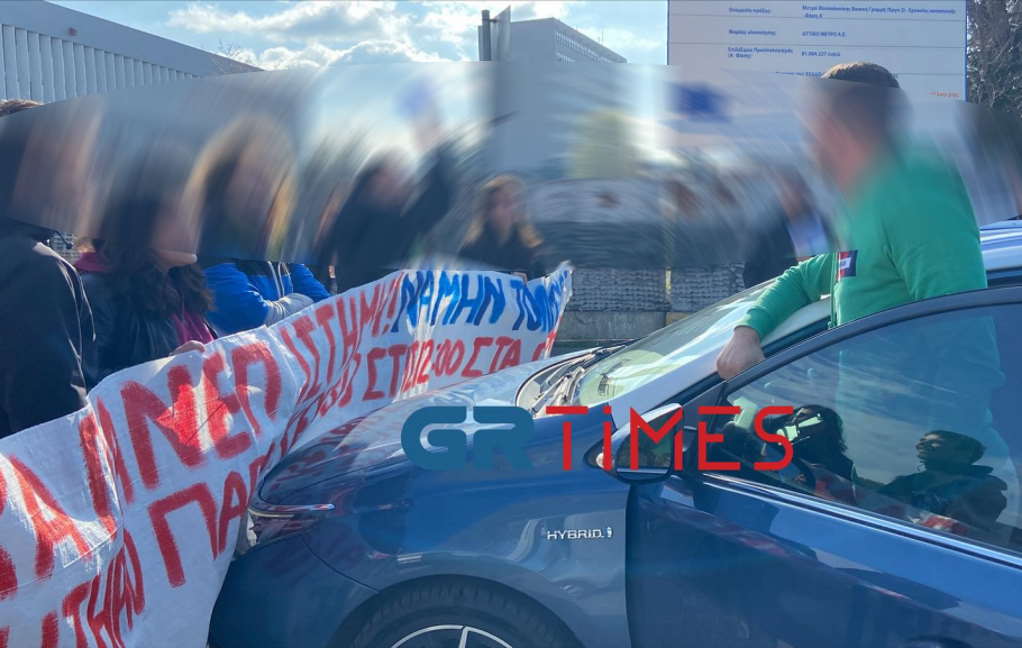 Θεσσαλονίκη: Ένταση μεταξύ φοιτητών και οδηγού ταξί – Του χτύπησαν το όχημα και «πήγε» να τους πατήσει (VIDEO)