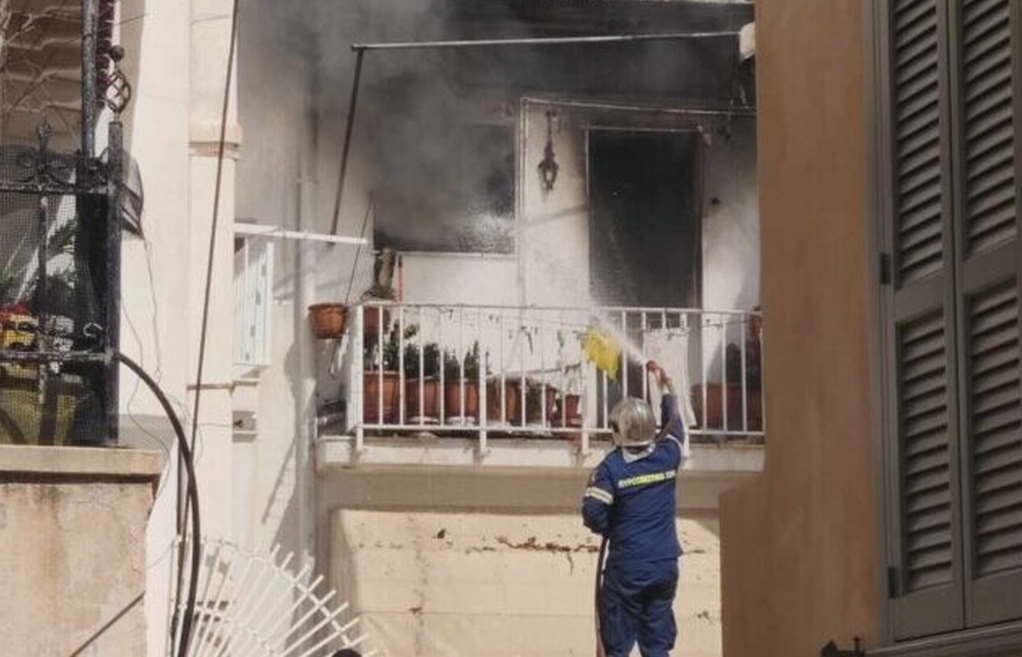 Σύρος: Φωτιά σε κτίριο στο κέντρο της Ερμούπολης  – Απεγκλωβίστηκε 88χρονη (VIDEO)