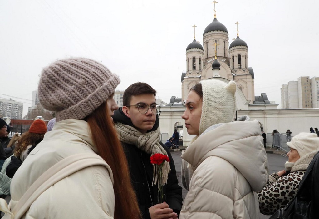 Εκατοντάδες στην κηδεία Ναβάλνι-Κρεμλίνο: Συγκέντρωση υποστήριξης συνιστά παραβίαση του νόμου (VIDEO)