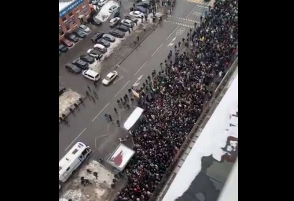 Σε εξέλιξη η κηδεία του Αλεξέι Ναβάλνι – Συμμετέχουν χιλιάδες πολίτες υπό αστυνομικό κλοιό (ΦΩΤΟ-VIDEO)