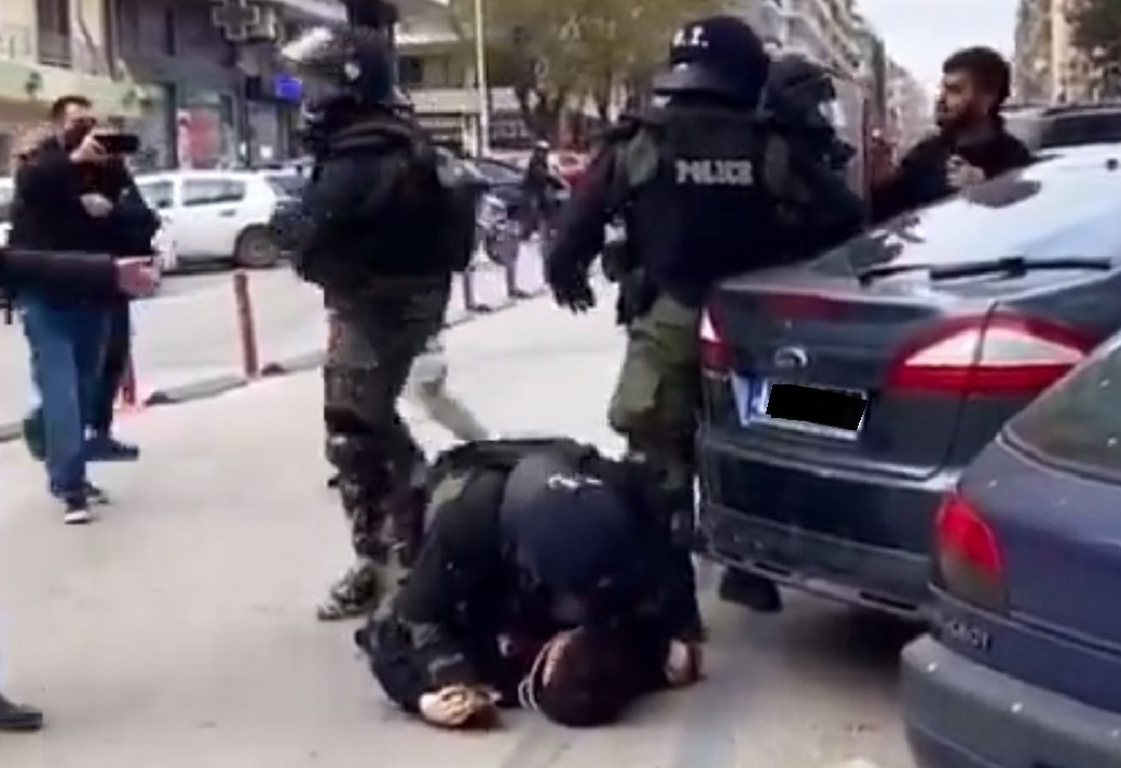 Θεσσαλονίκη: Άνδρας τον ΜΑΤ ακινητοποιεί και χτυπά διαδηλωτή-Δείτε βίντεο