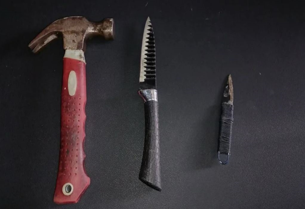 Κυψέλη: Το μαχαίρι και το σφυρί με τα οποία επιτέθηκε ο Γεωργιανός σε σχολείο