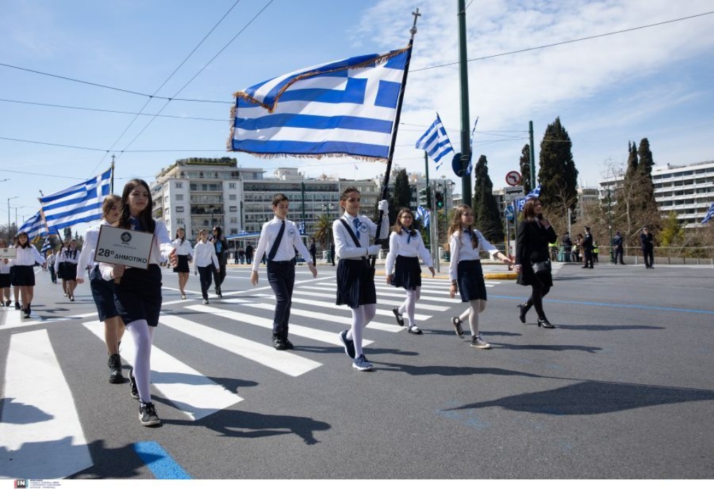 25η Μαρτίου: Ξεκίνησε η μαθητική παρέλαση στο κέντρο της Αθήνας – Ποιοι δρόμοι είναι κλειστοί (ΦΩΤΟ)