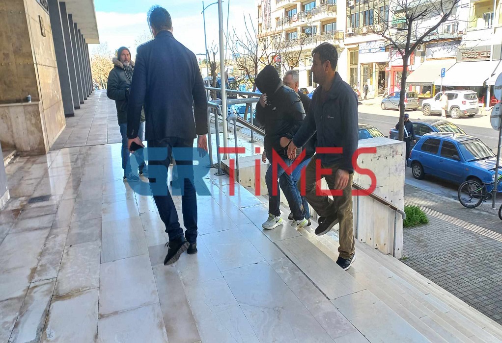 Θεσσαλονίκη: Στην ανακρίτρια ο 55χρονος που μαχαίρωσε για το κοντοσούβλι (VIDEO)