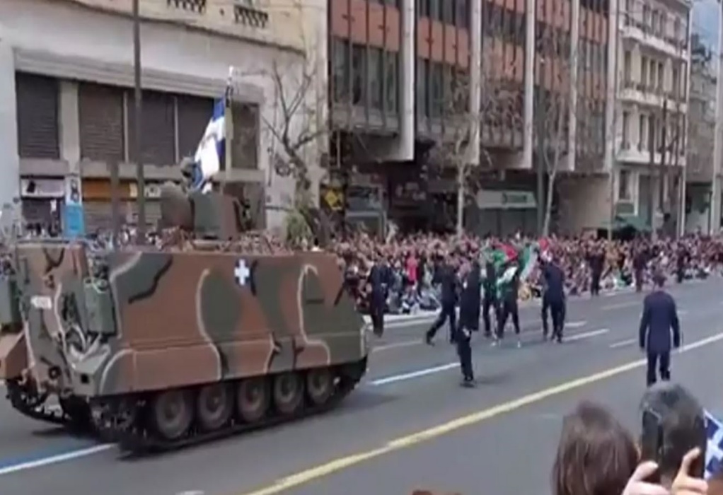 Αθήνα: Οκτώ προσαγωγές στη στρατιωτική παρέλαση – Παλαιστίνοι μπήκαν μπροστά στα άρματα (VIDEO)