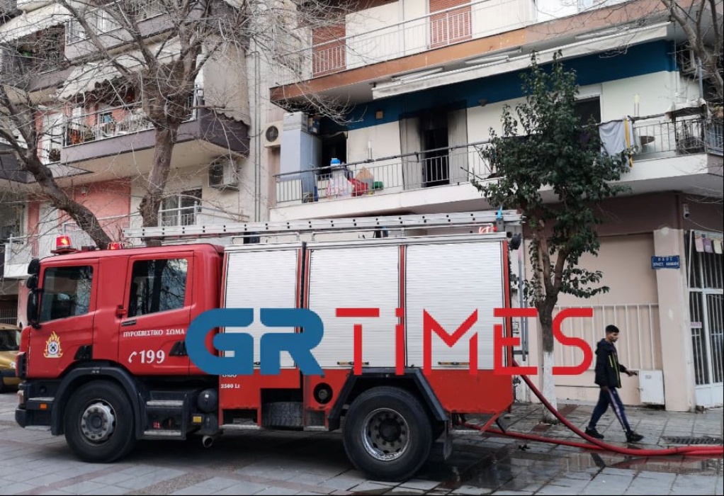Φωτιά σε διαμέρισμα πολυκατοικίας στη Δ. Θεσσαλονίκη (VIDEO)