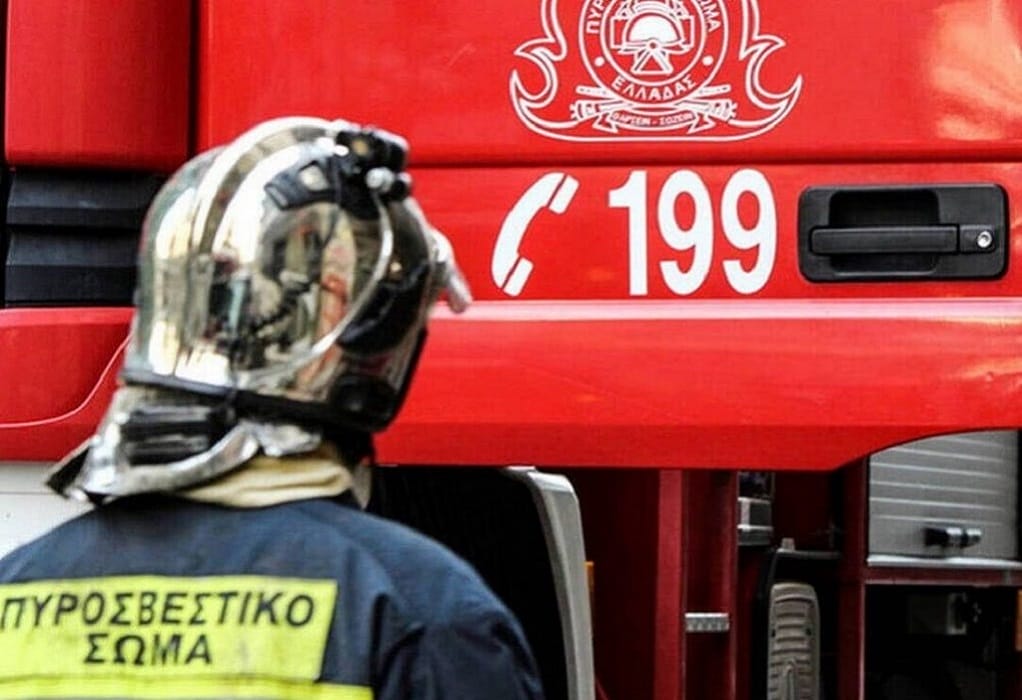 Αθήνα: Στις φλόγες δύο οχήματα και ένα διαμέρισμα τα ξημερώματα