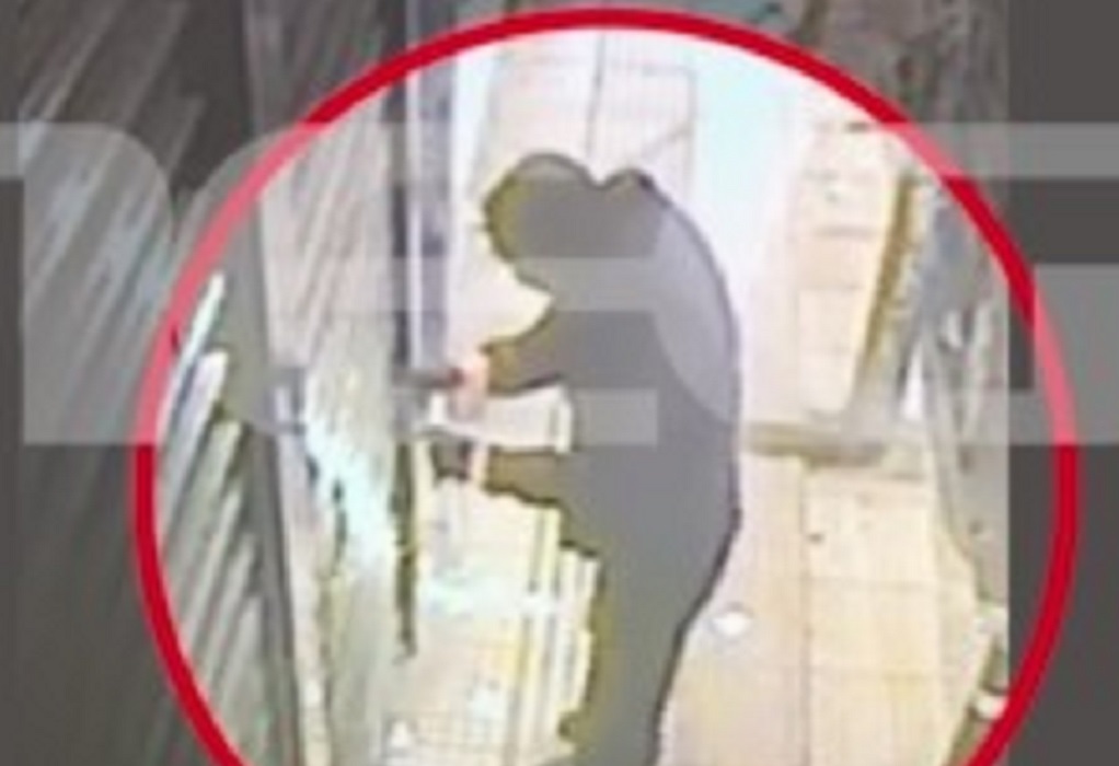 Πετράλωνα: Η στιγμή που οι τρομοκράτες βάζουν τη βόμβα σε τράπεζα (VIDEO)