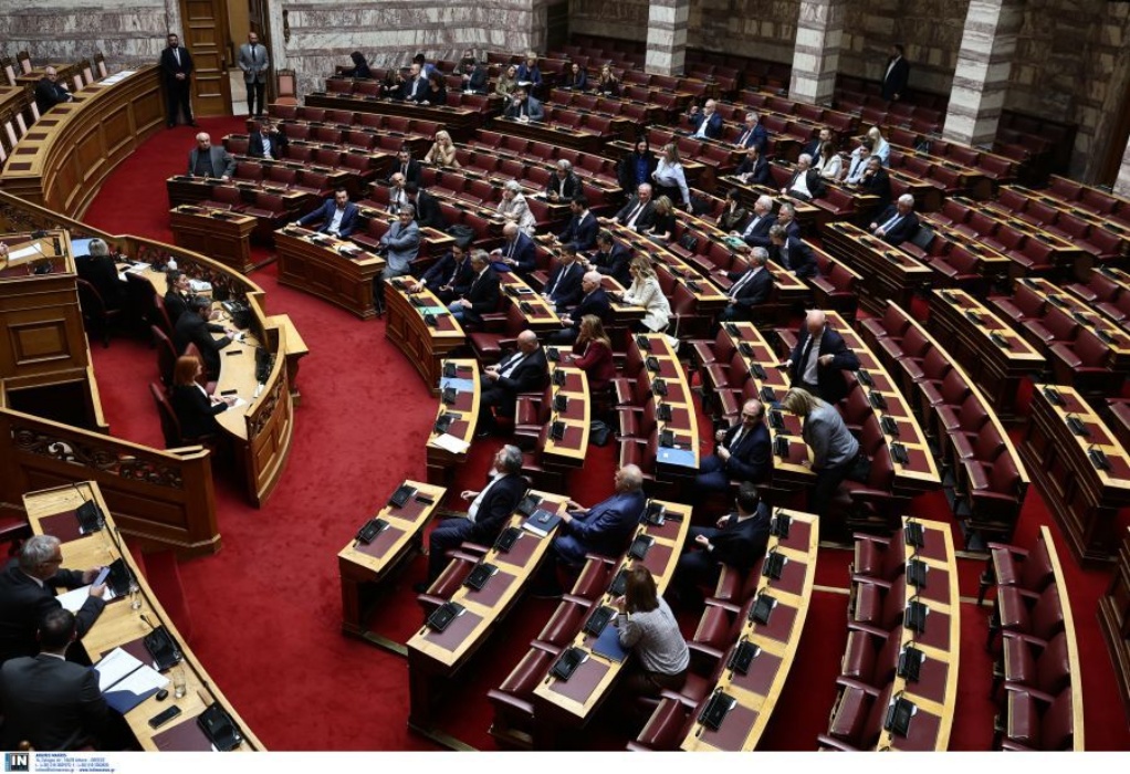 Χαμός με Βελόπουλο-Θεοχάρη στη Βουλή για την υποψηφιότητα Μπελέρη (VIDEO)