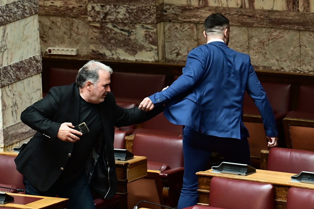 Ξύλο στη Βουλή: Στον ανακριτή σήμερα ο Φλώρος-Κατηγορείται για κακούργημα (VIDEO)