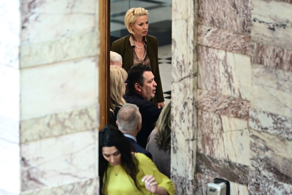 Ξύλο στη Βουλή-Σιμόπουλος: Είδα το κεφαλοκλείδωμα και την μπουνιά, του είπε «μη μου ξαναβρίσεις τη μάνα» (VIDEO)