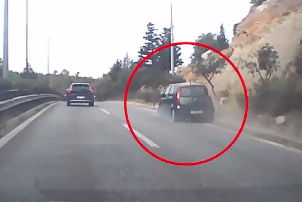 Τράκαρε μόνος του και συνέχισε να οδηγεί ενώ διαλυόταν το αμάξι στον δρόμο-Δείτε βίντεο