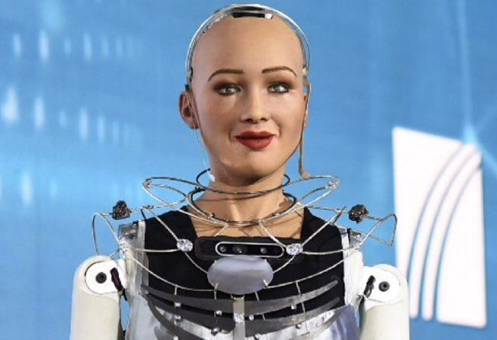 Beyond 2024: Συζήτηση του Απόστολου Τζιτζικώστα με τη Sophia the Robot