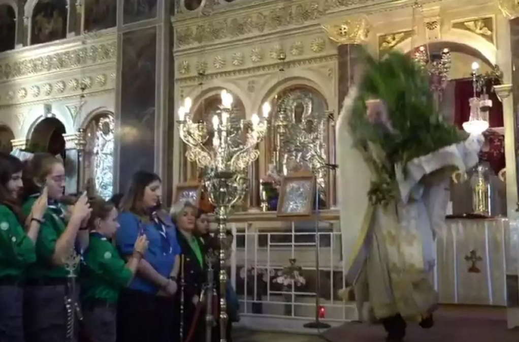Χίος – Πρώτη Ανάσταση: Έκλεψε την παράσταση ο «ιπτάμενος» ιερέας (VIDEO)