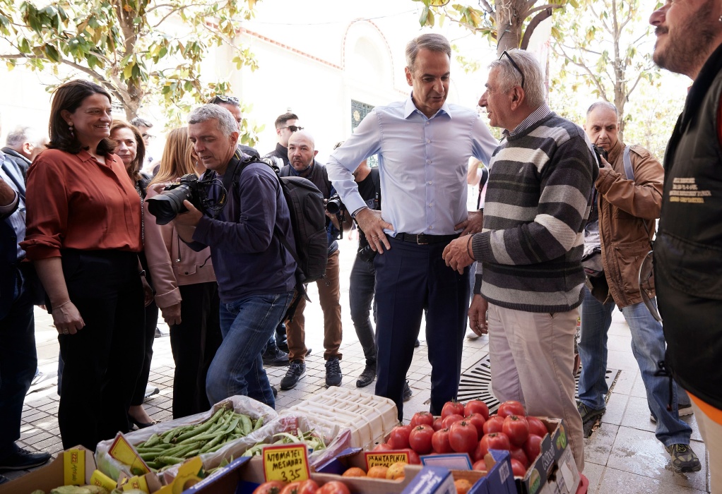 Την αγορά στο Μαρούσι επισκέφθηκε ο Μητσοτάκης – Μίλησε με πολίτες και καταστηματάρχες (ΦΩΤΟ)